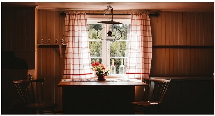 Una cocina con armarios de madera y una ventana